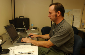 1024px-FEMA_-_32323_-_FEMA_photographer_Mark_Wolfe_working_at_a_computer_in_Findlay_OH_JFO